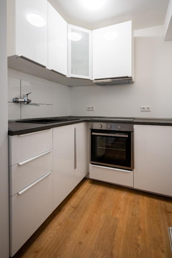 Old Town 2 Rooms/baths Apartment *
